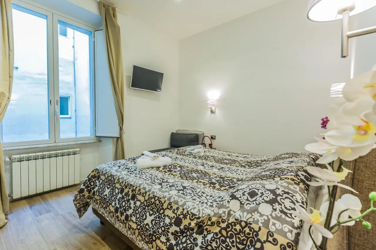 Rooms In Rome 3*,  Italy